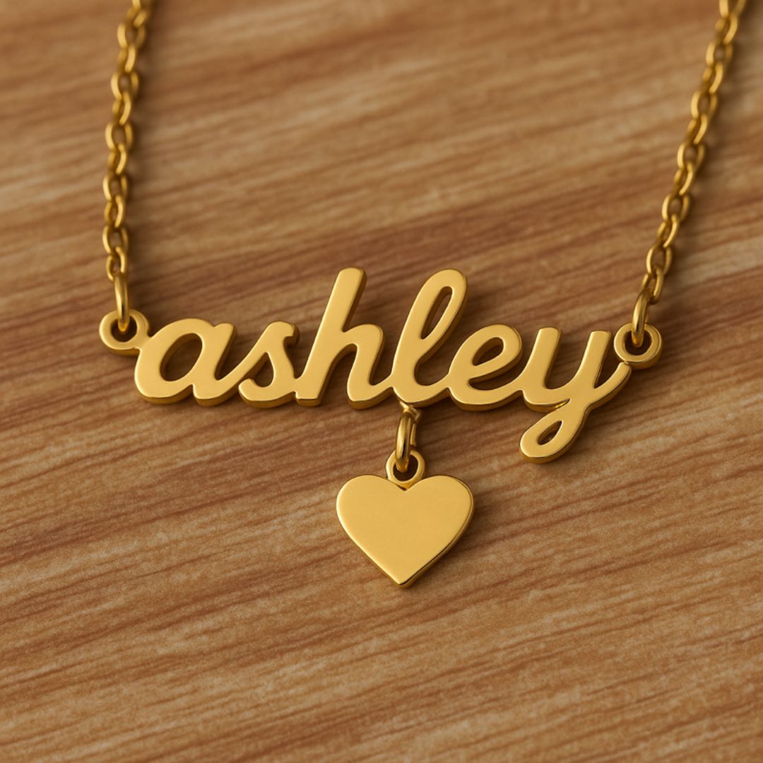 El collar con nombre y dije esencial