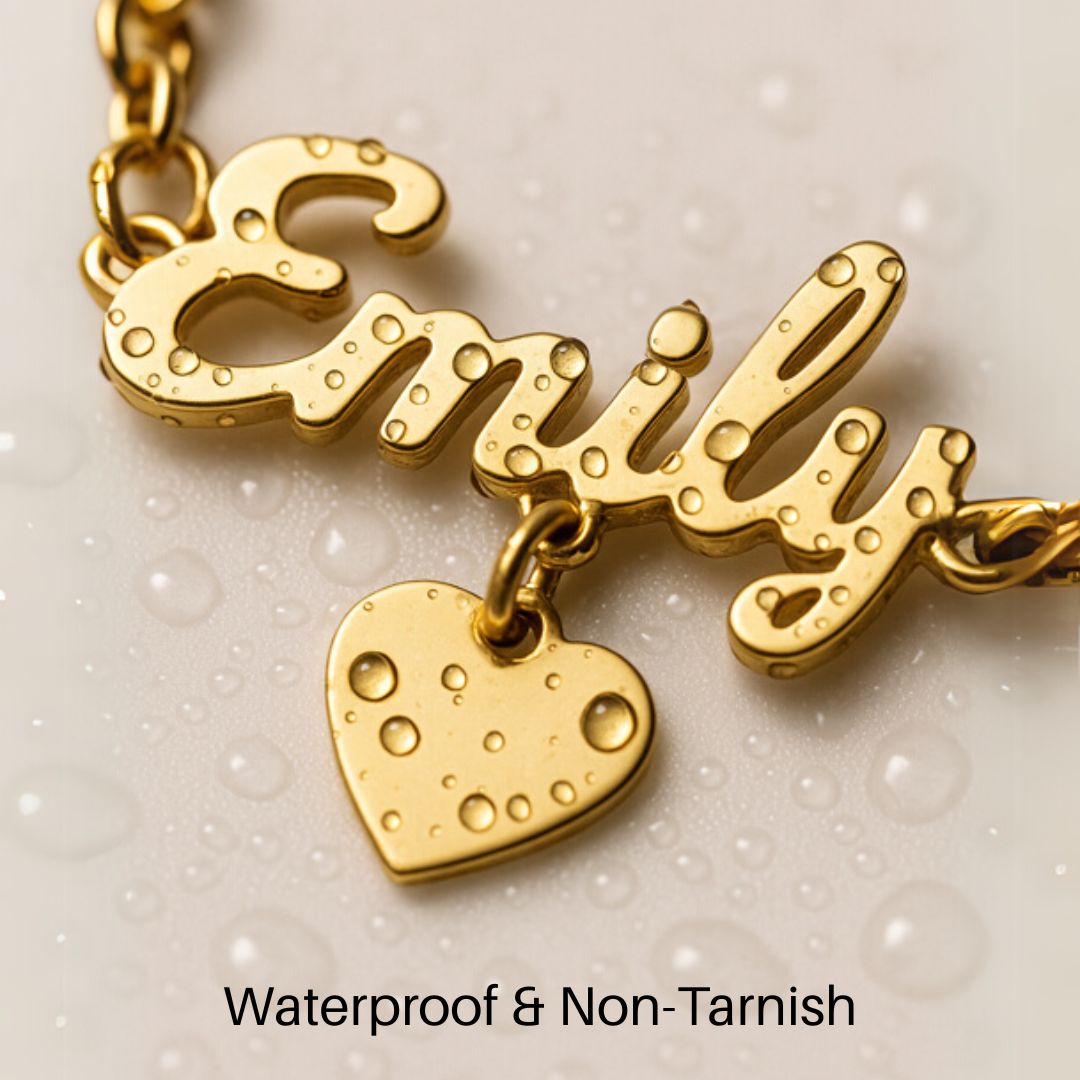 El collar con nombre y dije esencial