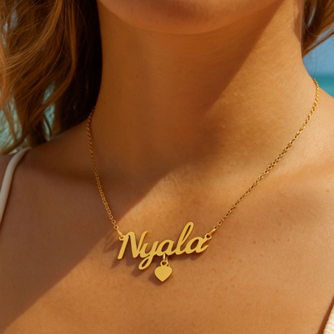 El collar con nombre y dije esencial