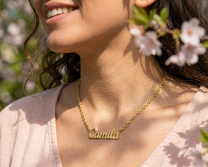 El collar con nombre esencial 